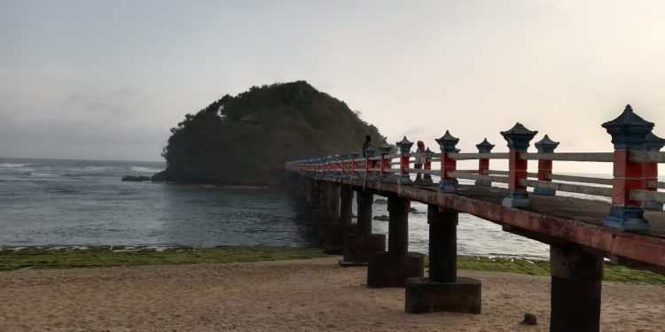 Menjelajahi Hidden Gem Malang Selatan: Pantai Jembatan Panjang dan Pesona Sumur Pitu
