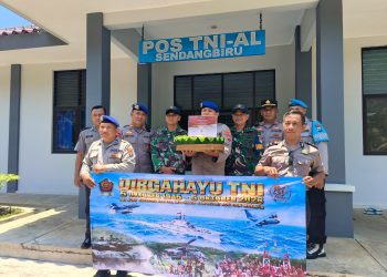 HUT ke-81 TNI, Polsek Sumawe dan Satpolairud Beri Kejutan Tumpeng ke Posal Sendang Biru