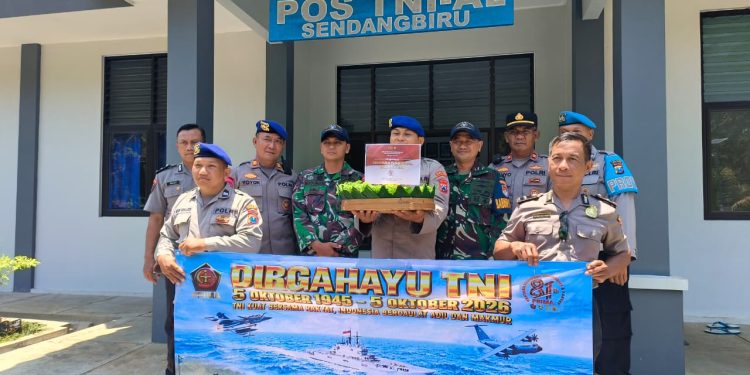 HUT ke-81 TNI, Polsek Sumawe dan Satpolairud Beri Kejutan Tumpeng ke Posal Sendang Biru