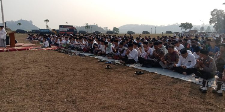 Kekeringan Melanda Malang Selatan, Ribuan Warga Pagak Gelar Salat Istisqa