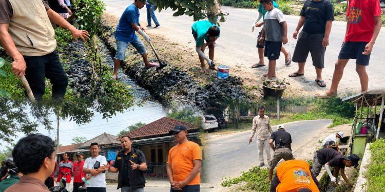 FORWATU Banten Gempur Ancaman Banjir dari Kampung Bahbul, Anak-anak hingga Pelajar Turun Bersihkan Selokan