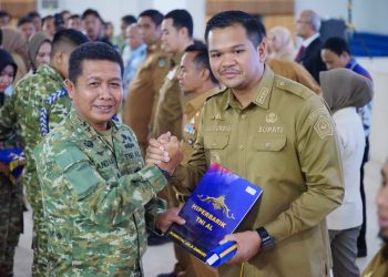Bupati Bantaeng Terima Brevet Kehormatan Hiperbarik dari TNI AL, Perkuat Sinergi Kesehatan Maritim
