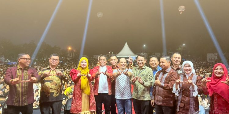 Malam Puncak Helat Pelalawan ke-27, Zukri Ajak Semua Elemen Bangun Daerah Bersama