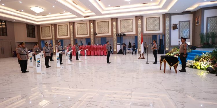 Kapolda Jatim Lantik Wakapolda Baru, Enam Kapolres Berganti Jabatan