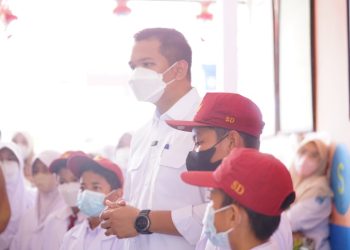 Antisipasi Dampak Asap Karhutla, Bupati Bantaeng Bagikan Masker kepada Siswa SD
