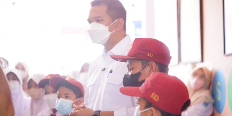 Antisipasi Dampak Asap Karhutla, Bupati Bantaeng Bagikan Masker kepada Siswa SD