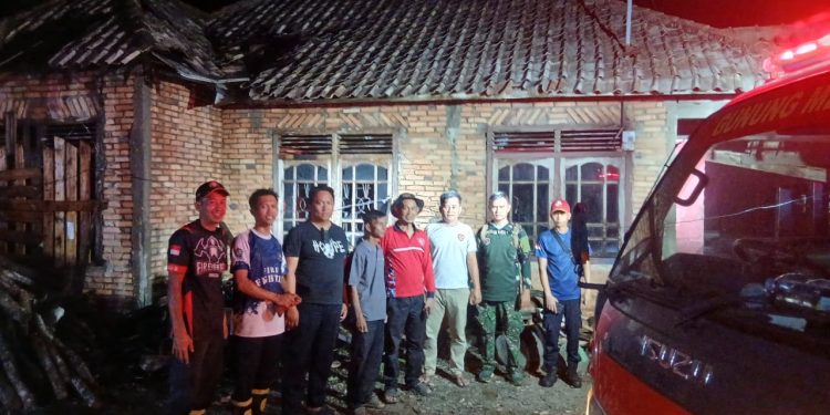 Rumah Warga Panang Jaya Muara Enim Terbakar, Warga Bergerak Cepat Selamatkan Anak