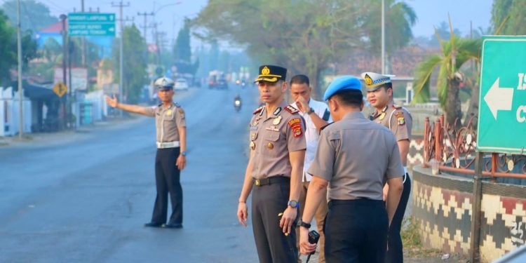 Kapolres Lampung Tengah Turun Langsung Atur Lalu Lintas, Wujudkan Semangat Polisi Bersama Masyarakat