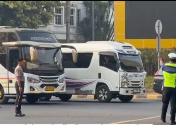 Kapolres Metro Bekasi Turun ke Jalan, Atur Lalu Lintas Pagi di Simpang Patung Gajah Deltamas