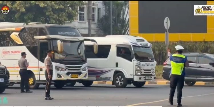 Kapolres Metro Bekasi Turun ke Jalan, Atur Lalu Lintas Pagi di Simpang Patung Gajah Deltamas
