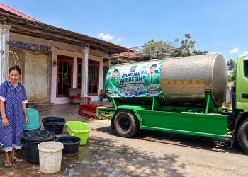 Krisis Air Bersih di Gajahrejo, Wakil Ketua DPRD Malang Abah Kholiq Salurkan Bantuan Tangki Air