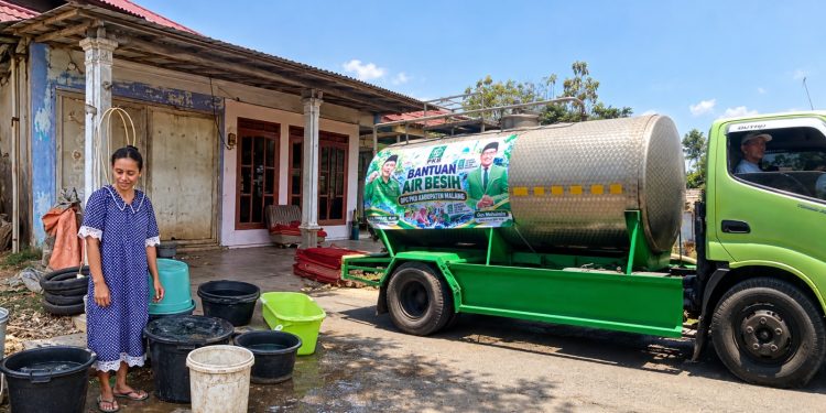 Krisis Air Bersih di Gajahrejo, Wakil Ketua DPRD Malang Abah Kholiq Salurkan Bantuan Tangki Air