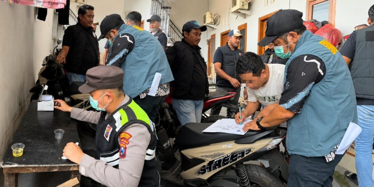 Razia Kos di Dupak Surabaya, Empat Penghuni Positif Tes Urine, 19 Orang Diperiksa
