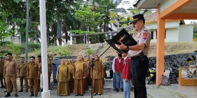 Kapolsek Wanasalam Jadi Pembina Upacara di SMKN 1 Wanasalam, Tanamkan Disiplin dan Kesadaran Hukum