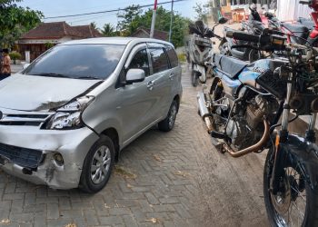 Motor GL Max Tabrak Avanza di Rest Area Clumprit, Pengendara Terpental ke Gerobak Es Oyen