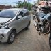 Motor GL Max Tabrak Avanza di Rest Area Clumprit, Pengendara Terpental ke Gerobak Es Oyen