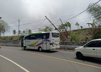 Tiang dan Kabel Telkom di Jalan Raya Bantur Nyaris Roboh, Pengendara Terancam Bahaya